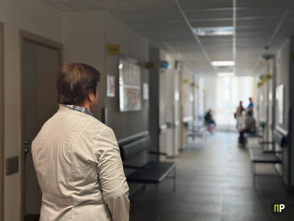 От печного отопления до цифровой медицины: медсестра из Боровлян о 56 годах работы