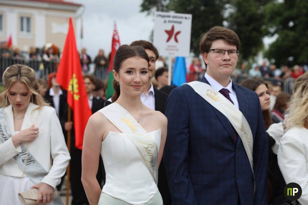 В Заславле прошел парад лучших выпускников Минского района