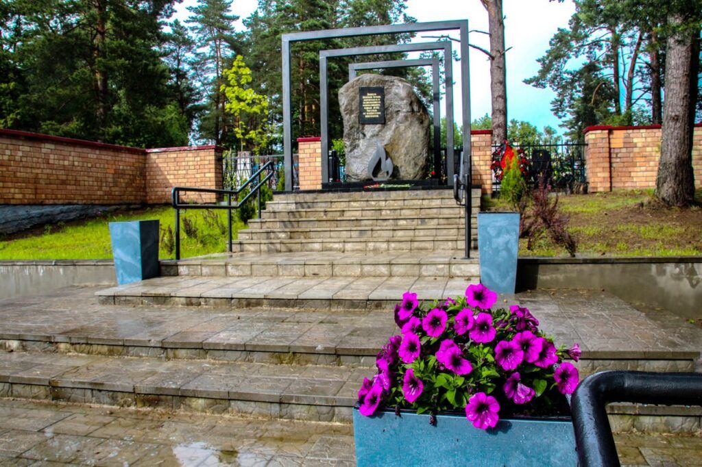В Заславле вандалы украли цветы у мемориального знака