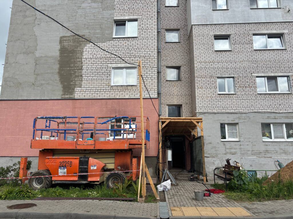 В Мачулищах продолжается капитальный ремонт жилого дома на улице Гвардейской