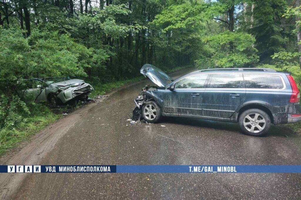 Под Минском в лобовом ДТП пострадал водитель Toyota