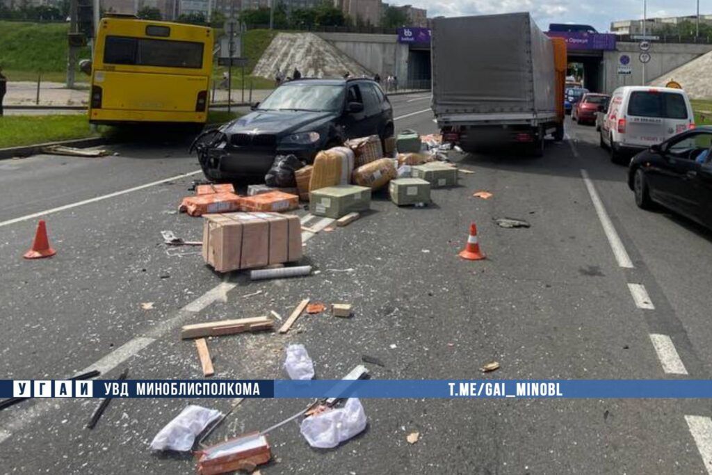 Крупная авария возле «Экспобела»: автобус протаранил две машины и светофор