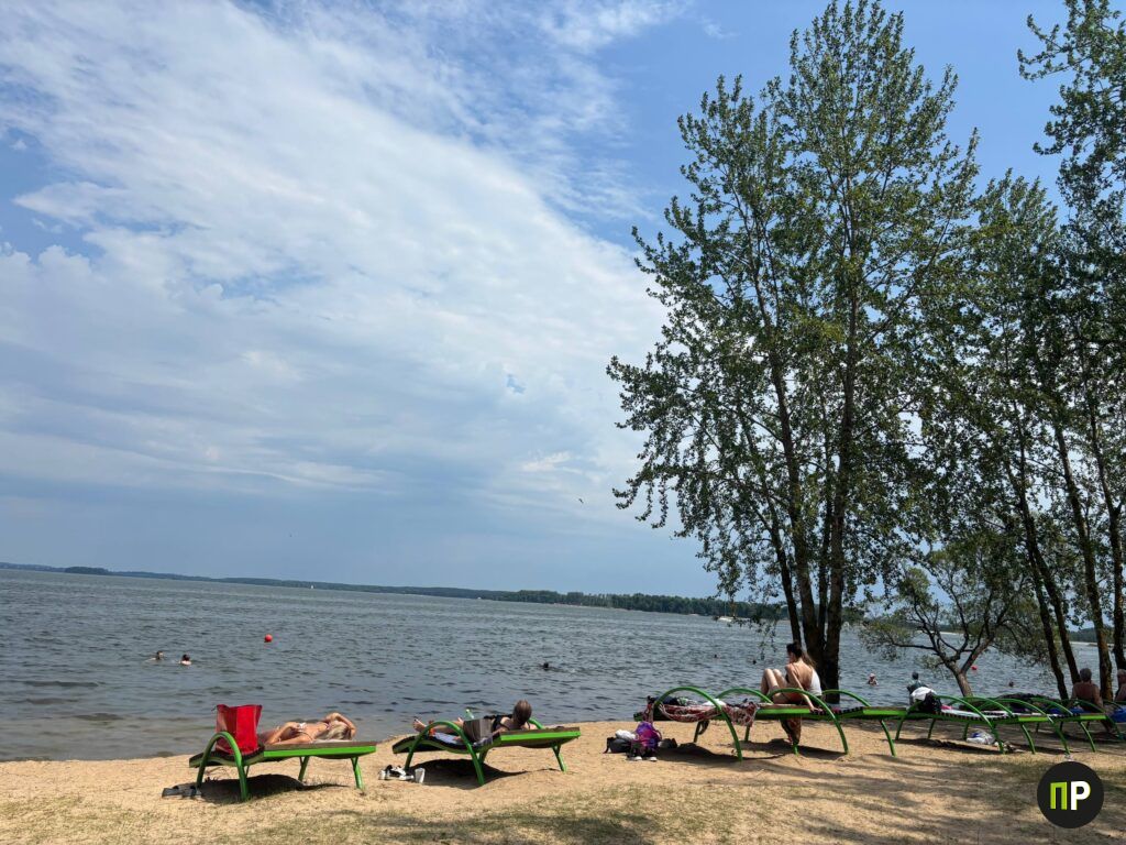 Белорусы спасаются от жары на Минском море