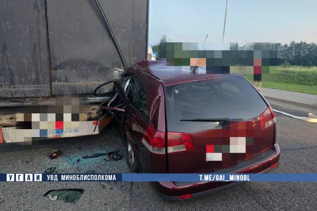 Под Минском на трассе М-1 легковушка врезалась в фуру на заправке
