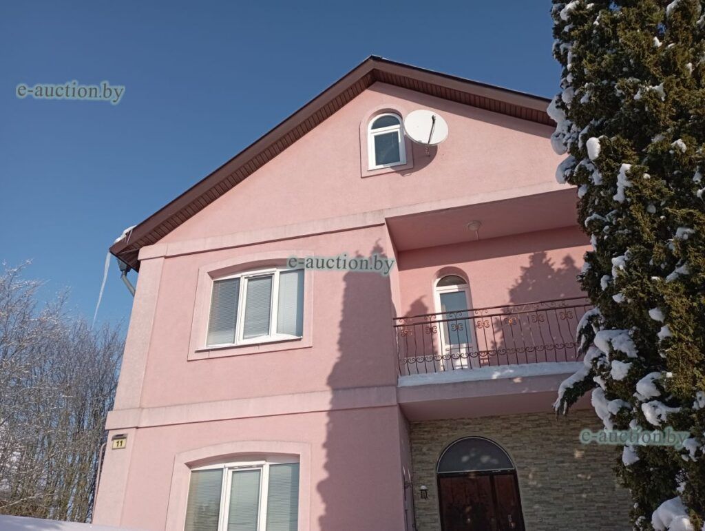 Под Минском за долги продают двухэтажный дом с 18 сотками земли