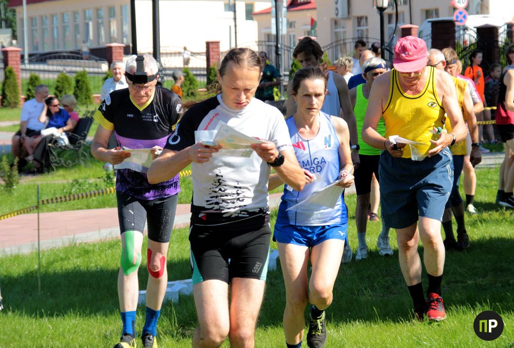В Заславле в жару под +30°C больше 250 человек искали точки на карте 