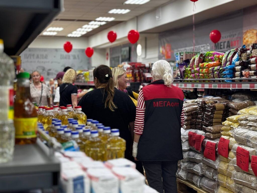 Под Минском открылся большой магазин низких цен с продуктами