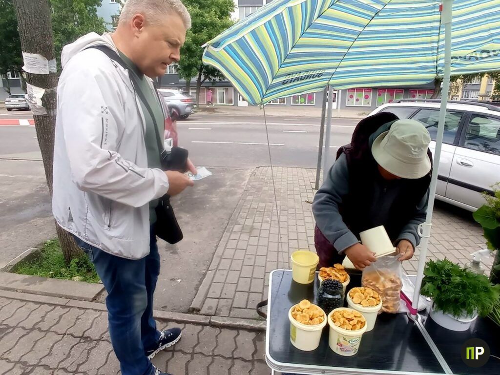 В Заславле на рынке начали продавать грибы и ягоды по 10-20 рублей