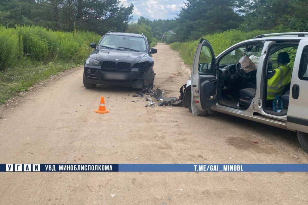 Под Минском столкнулись BMW и Citroen — водитель иномарки получил травмы