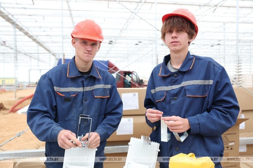 Студенческий стройотряд помогает возводить тепличный комплекс под Минском