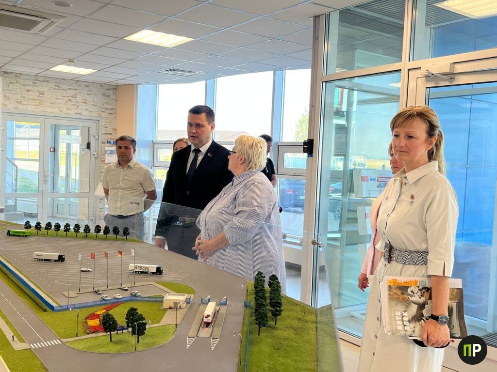 Министр образования под Минском встретился с работниками «Белгипса»