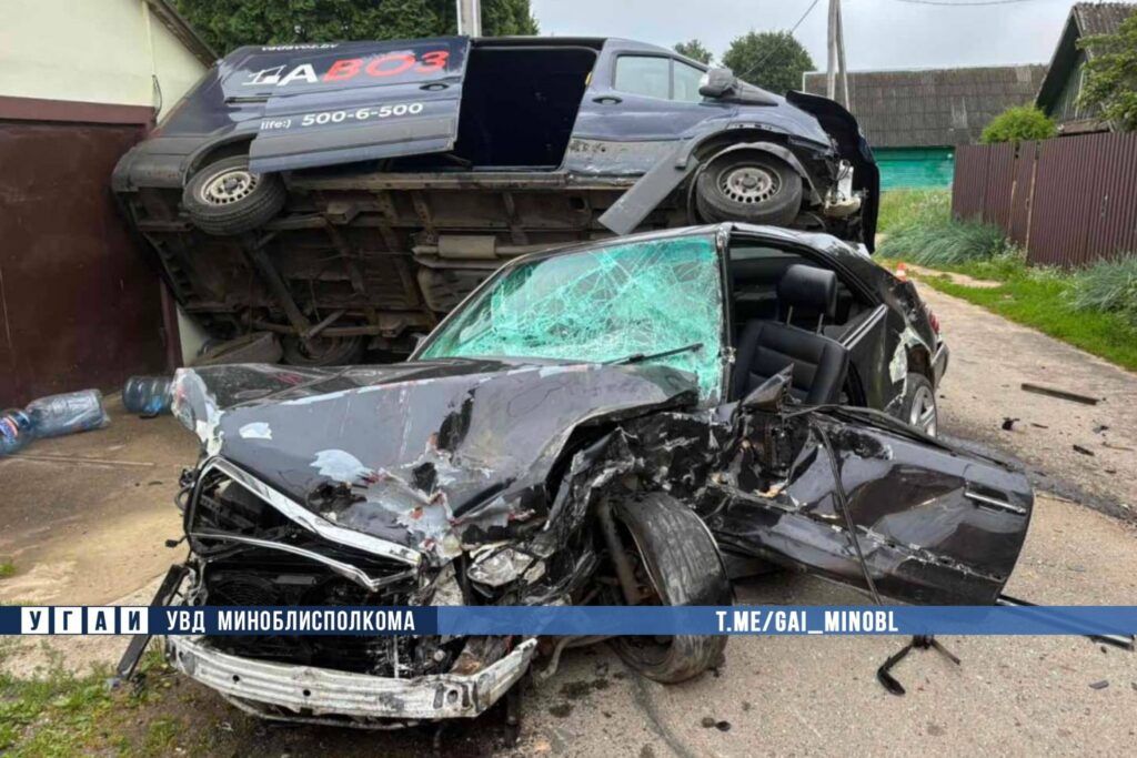 Под Минском водитель погиб после столкновения с припаркованными авто