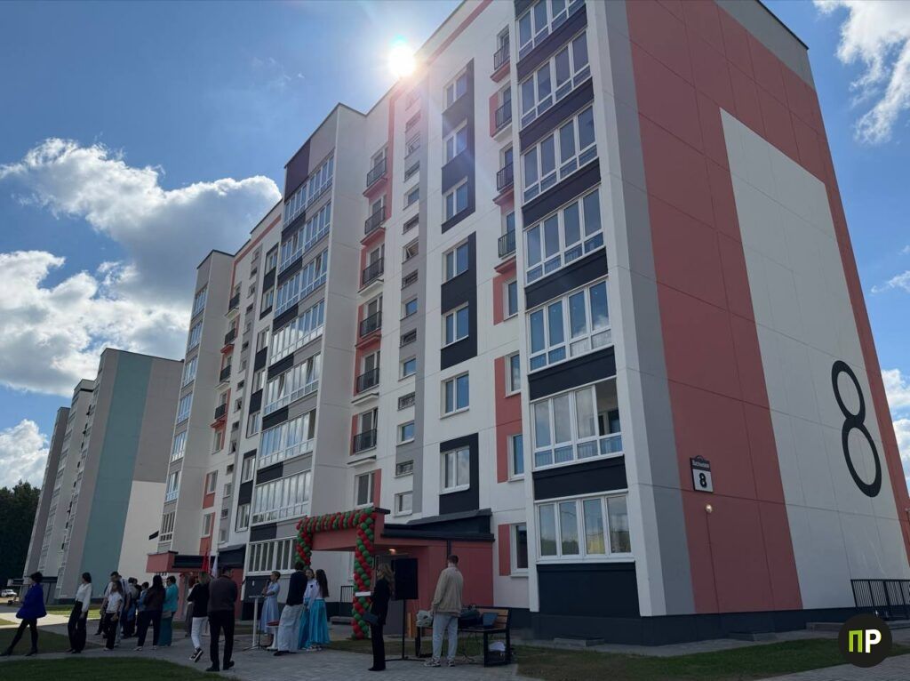 В Боровлянах медики получили ключи от новых квартир