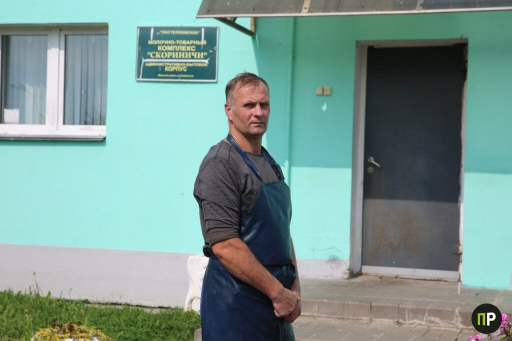 Украинский техник-эксперт переехал в Беларусь и стал дояром: история мужчины на ферме