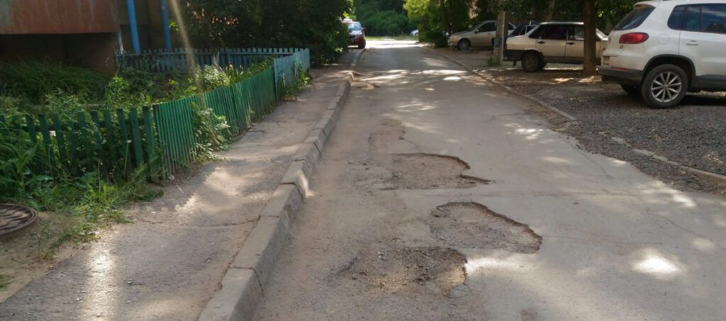 Жители Большого Стиклева просят Дениса Колесеня помочь отремонтировать дорогу