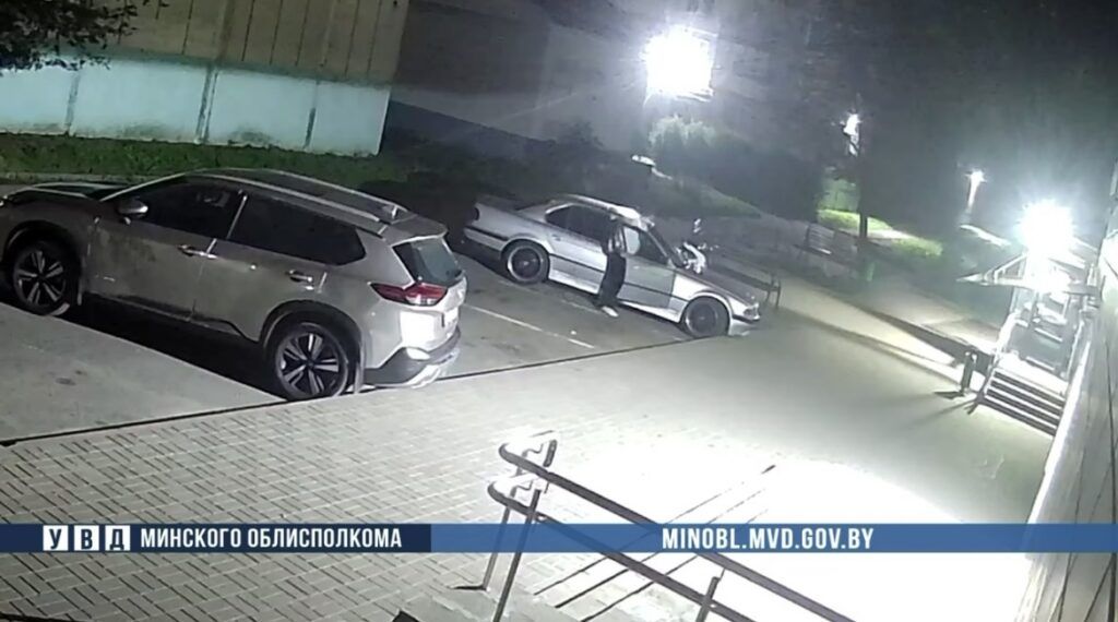 В Мачулищах 19-летний парень украл деньги из чужой машины