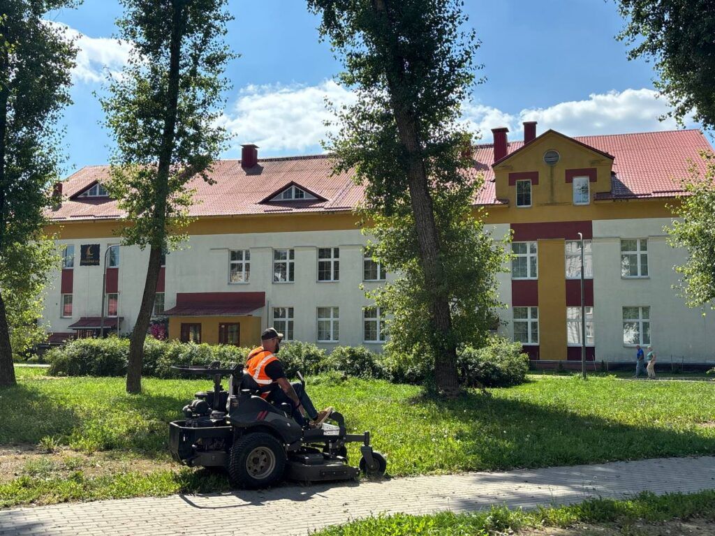 Как в Мачулищах наладили конвейер чистоты улиц