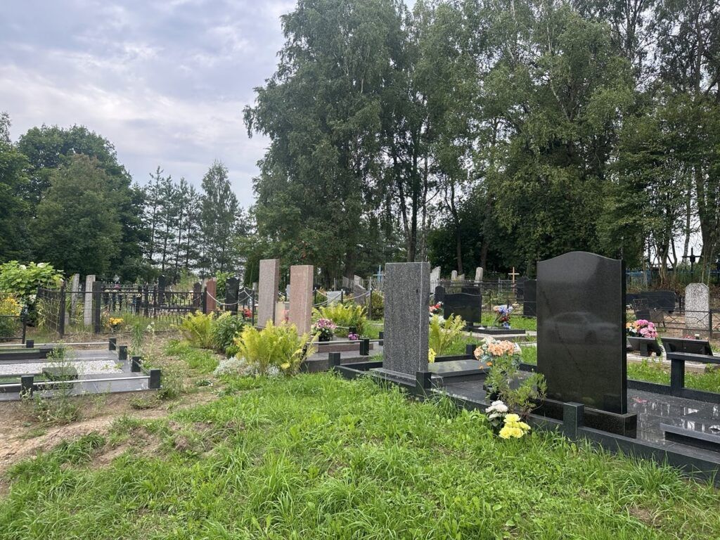 Более 40 га кладбищ Минского района избавили от сорняков — что остается за жителями