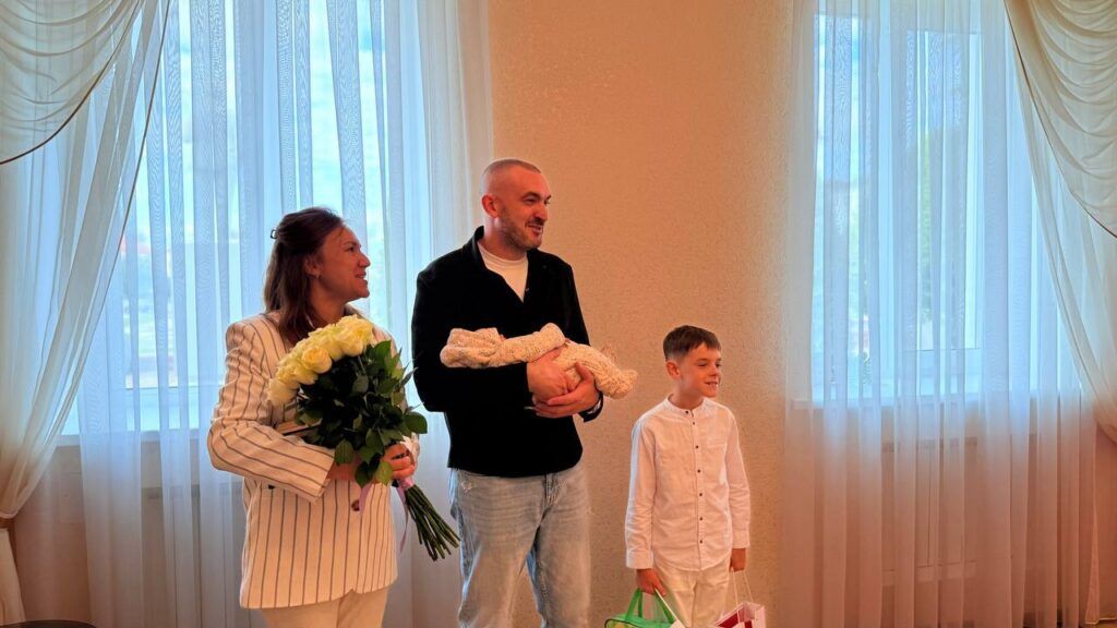 В Заславле молодым родителям вручили подарок от Президента