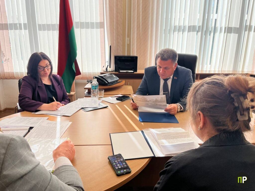 Жительница Колодищей просит главу района помочь побороться с потопом участка