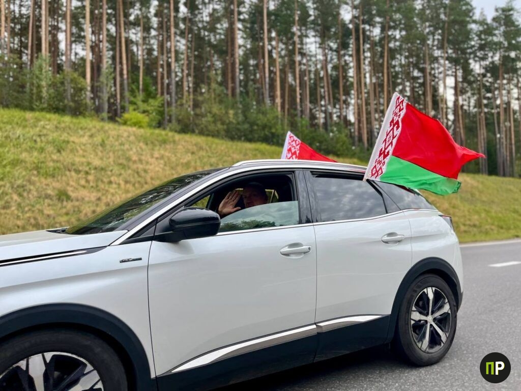 50 автомобилей отправились из Ждановичей на «Линию Сталина»