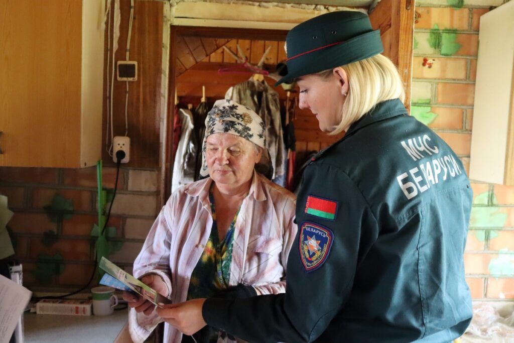 МЧС проверяет печи в домах Минского района