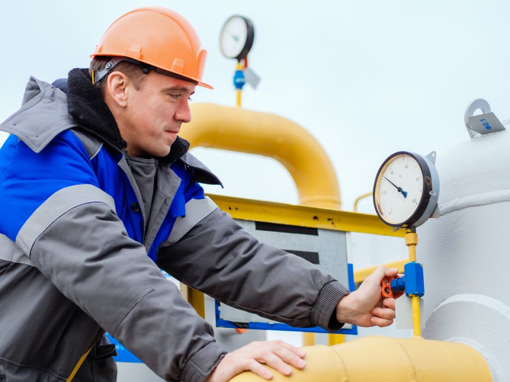 Кушнаренко поздравил работников нефтяной, газовой и топливной промышленности