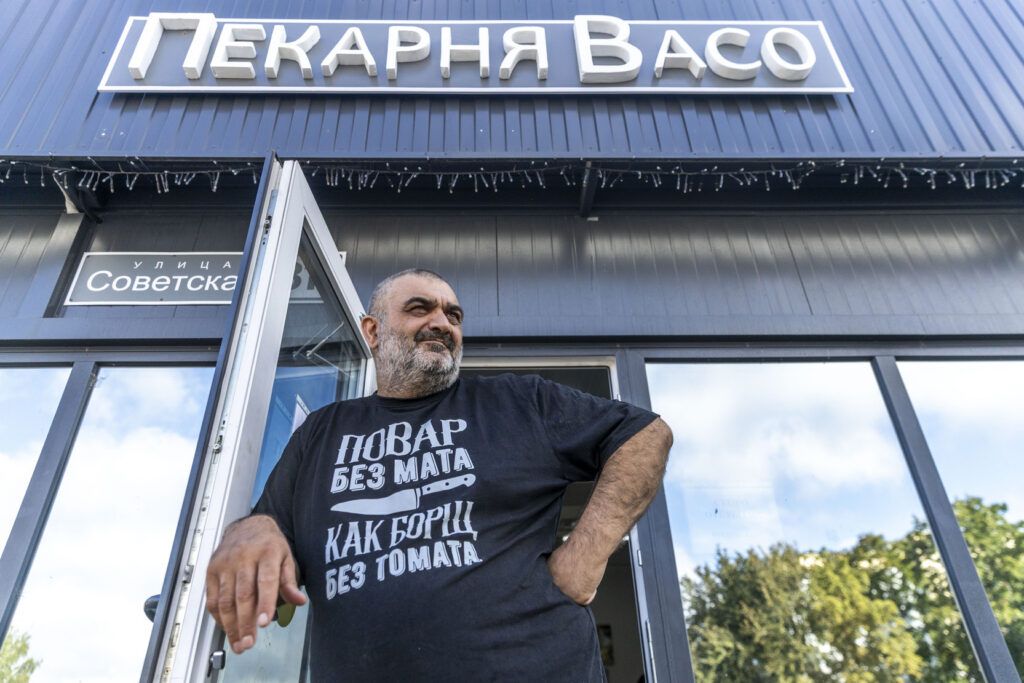 Грузин привез в Беларусь фуру яблок, а в итоге открыл пекарню в Заславле
