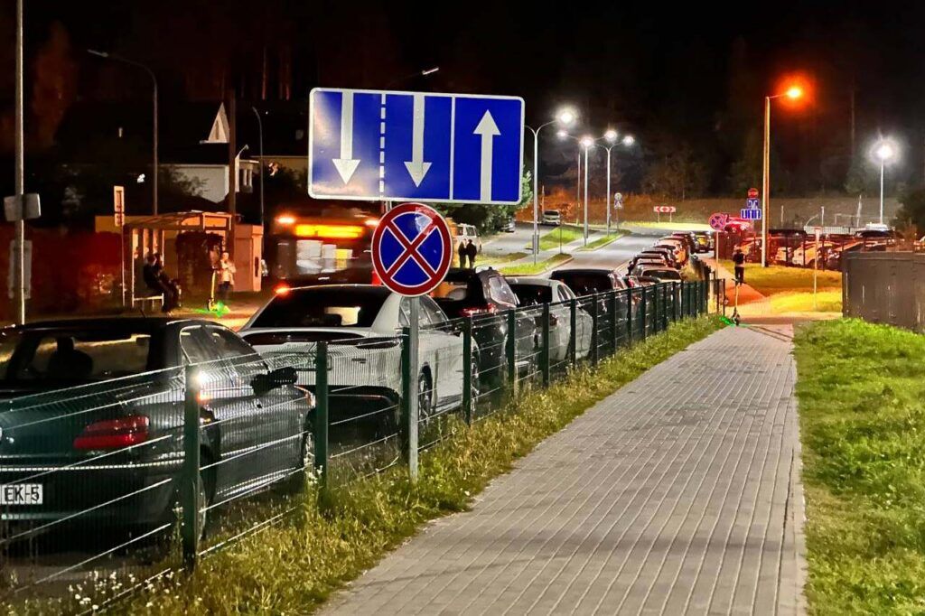 Жителям Минского района приходится бороться за парковку у дома