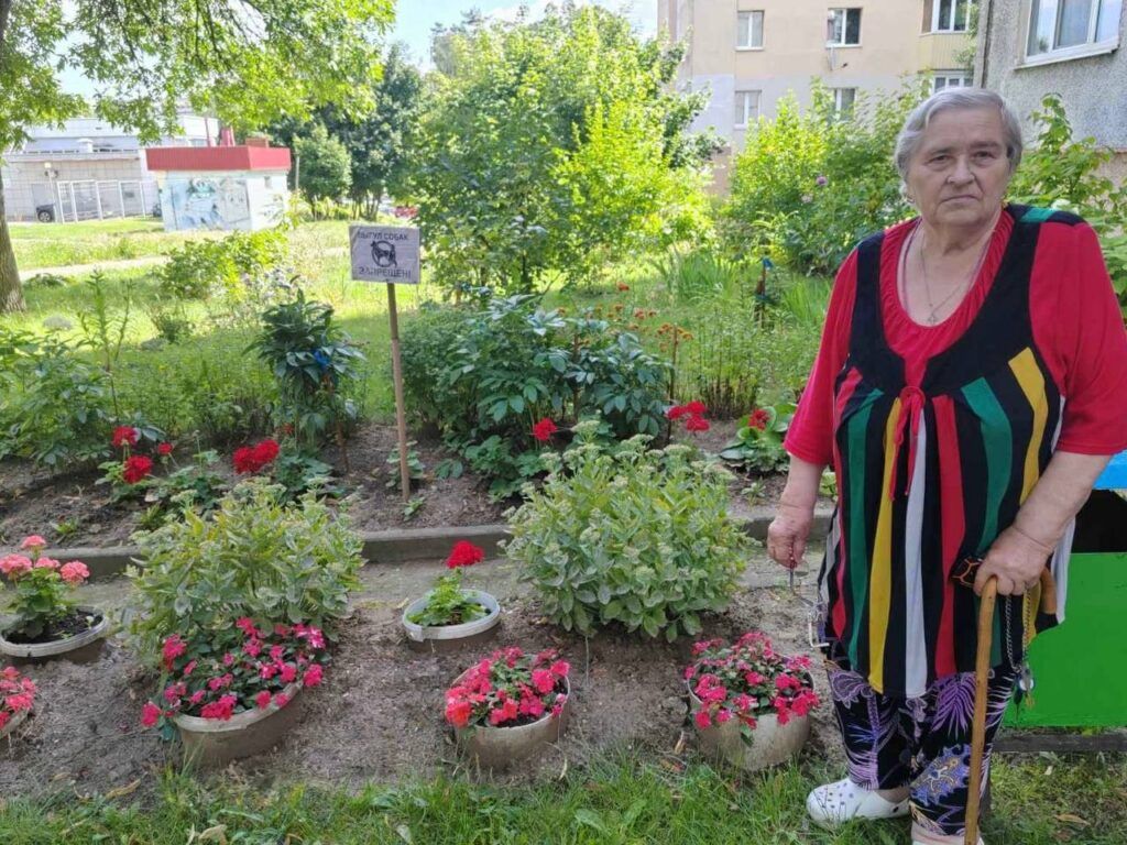 Жительница Лесного превратила серый двор в райский сад — ее труд оценили