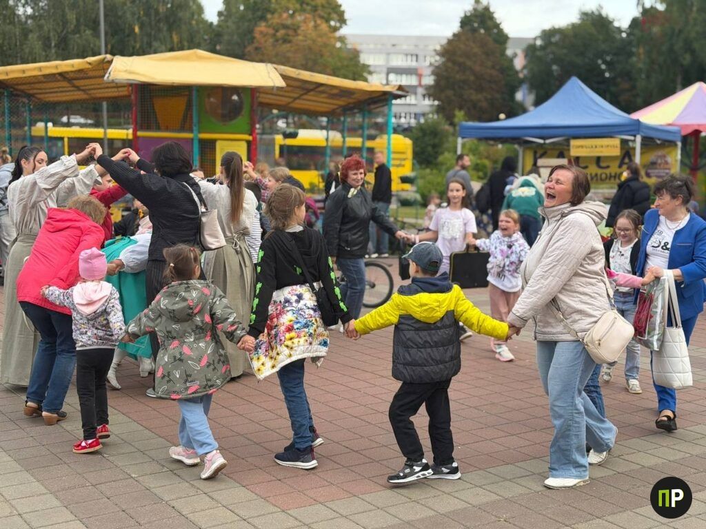 День агрогородка в Лесном запомнился драниками и танцами до вечера