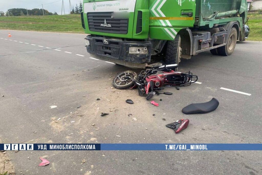 Под Минском мопед попал под колеса грузовика MAZ