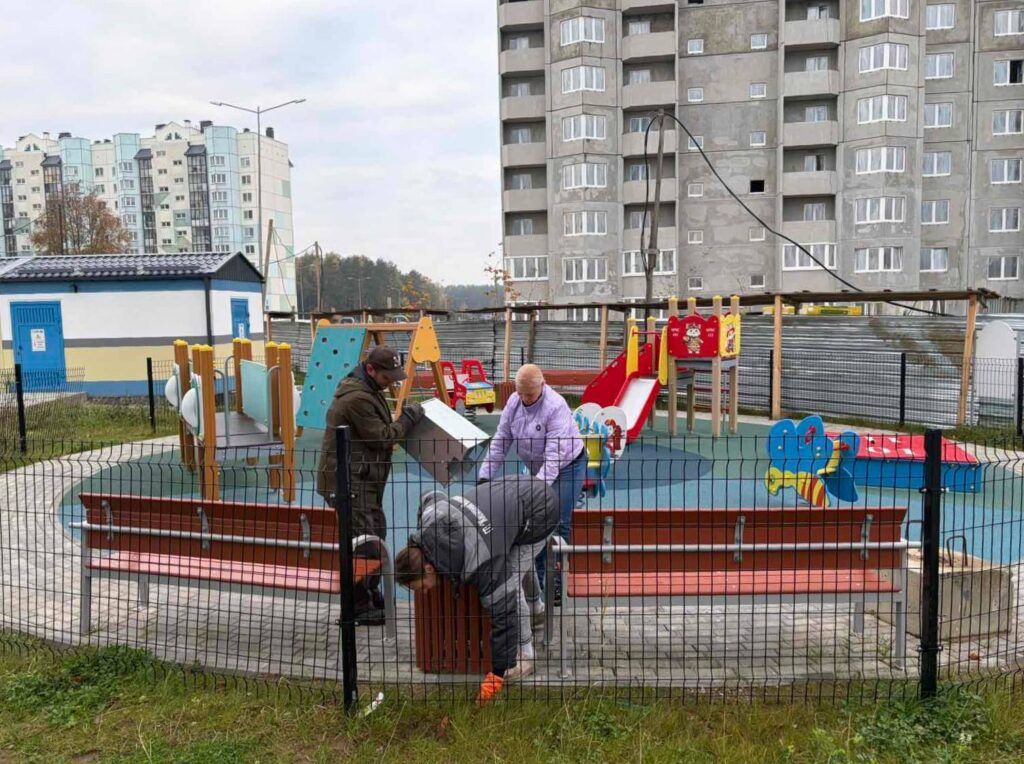 В Лесковке коммунальники вывезли 2 контейнера мусора с новых детских площадок
