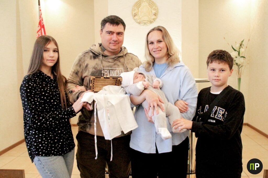 В Заславле многодетной семье вручили президентский подарок
