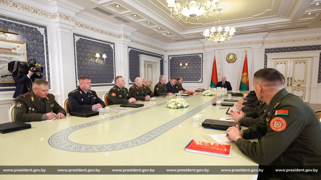 Почему в Беларуси проводят внезапные проверки силовиков