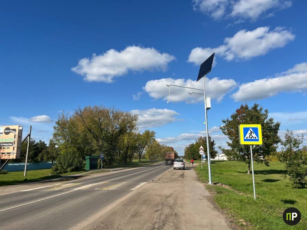 На опасном переходе в Крупице установили фонарь на солнечной батарее