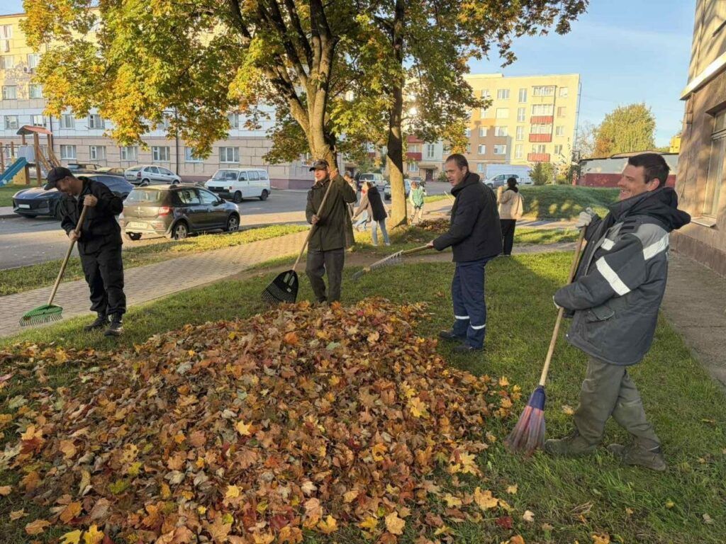 В Лесном коммунальщики вышли на осенний субботник
